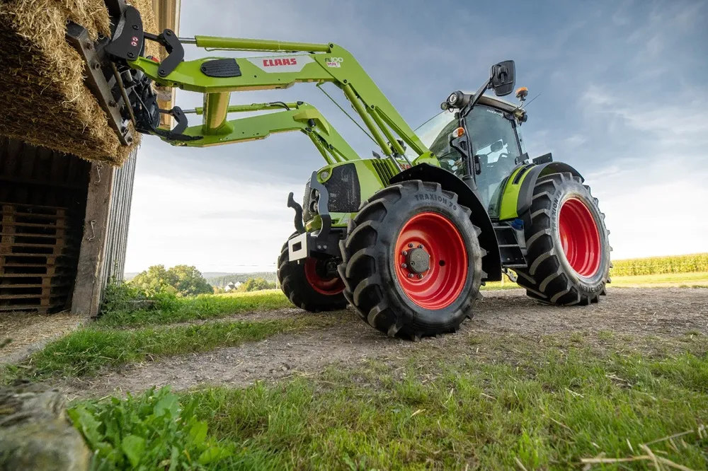 Tractor Claas Arion 450 and Vredestein Traxion 70 lifting