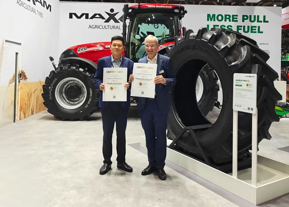 Harry Wang, General Manager MAXAM Europe and Prof. Till Meinel, Vice President DLG presenting the DLG Approved seals for MAXAM agricultural tyres AgriXtra XL and AgriXtra XL VF.