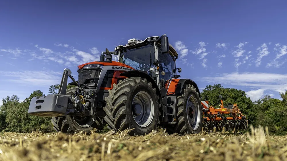 Image of a tractor with BKT AGRIMAX V-FLECTO Tyres with a blue sky